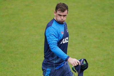 Tom Latham century leads Warwickshire into quarter-finals