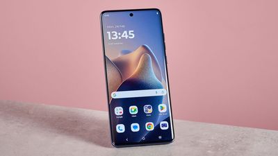 I tested this cheap Motorola phone and it’s an awesome value option – but it’s not going to replace my Samsung