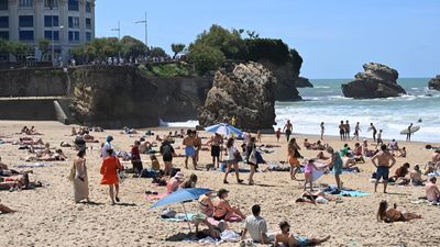 A beach in Biarritz closed to swimming due to a toxic algae