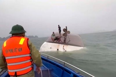 Rescuers recover victims after tourist boat capsizes in Vietnam
