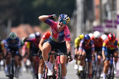 Baloise Ladies Tour: Zoe Bäckstedt takes stunning solo victory on stage 3 metres ahead of chasing pack
