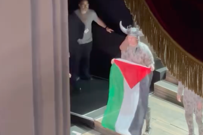 Royal Opera House performer unfurls Palestine flag on stage
