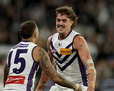 Fremantle keep their heads as Collingwood get the wobbles in close finishes