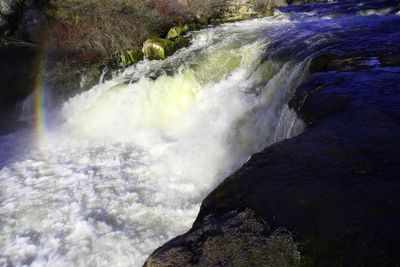 1 killed and 2 missing after a group is swept over an Oregon waterfall
