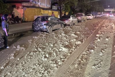 Lorry dumps mud over 10 parked cars in Bangkok