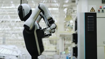 China launches world's first robot that can run by itself 24/7 — watch it change its own batteries in unsettling new footage