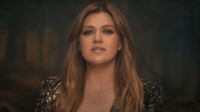 I’m Loving That Kelly Clarkson’s Been Busting Out Kellyoke At Her Vegas Shows, And She Just Shared One Of Her ‘Favorites’