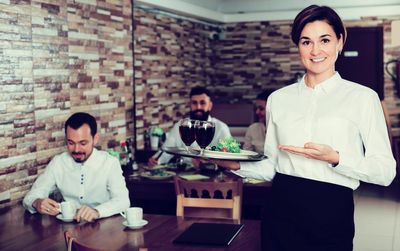 8 Things People Do That Make Waitstaff Remember You Forever