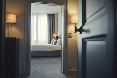 7 Things You Should Never Leave in a Hotel Room