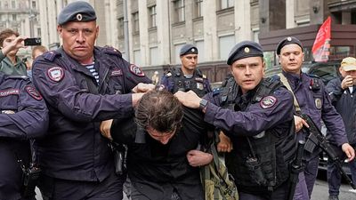 New Russian law criminalises searching for online content deemed 'extremist'