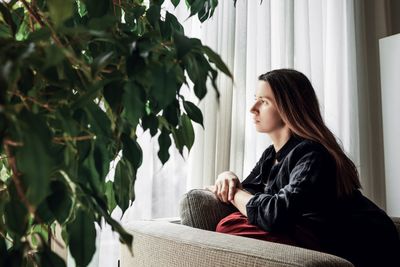 10 Phrases That Reveal You Live Alone (and Shouldn’t Say Out Loud)