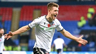 Wrexham Sign Former Rival Midfielder Ahead of Championship Return