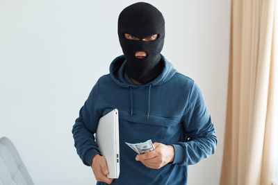 8 Subtle Ways People Test If You’re Easy to Rob