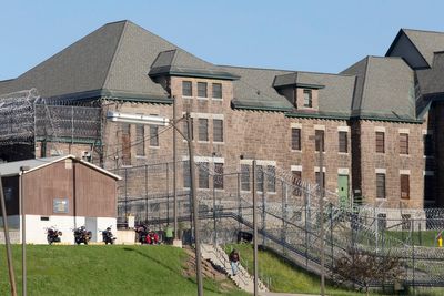 New York to make phone calls free in its state prisons