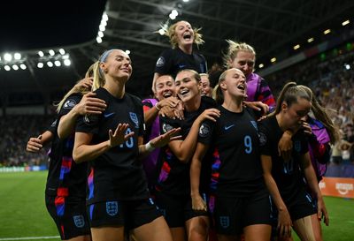 England 2-1 Italy: Chloe Kelly scores last-minute winner as Lionesses complete comeback to reach Euro final