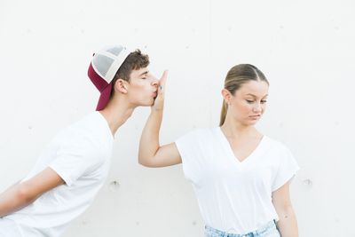 7 Excuses People Use to Approach You That Are Actually Red Flags