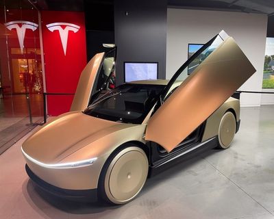 Tesla Stock Drops After-Hours, Analysts Lament Lack Of 'Clear Metrics,' Balance Sheet Pressure And Legal Risks: Elon Musk Gave 'Ton Of Ammunition' To Lawyers Suing Him
