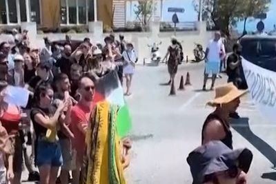 Video: Gaza protesters block Israeli tourists from entering Greek island