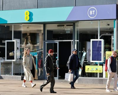 Thousands of EE and BT customers across UK hit by mobile network outage