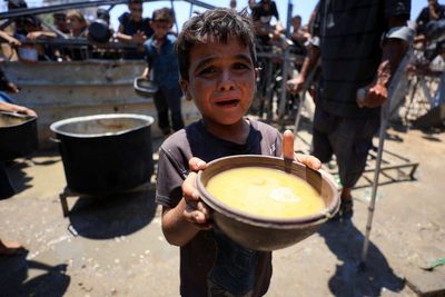 Starmer condemns ‘indefensible’ starvation of Palestinians in Gaza and calls emergency talks