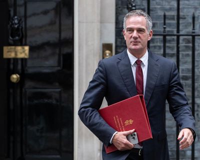 Minister apologises to generation of UK children exposed to toxic online content