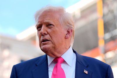 Trump signs order to clarify college athletes' employment status amid NIL chaos