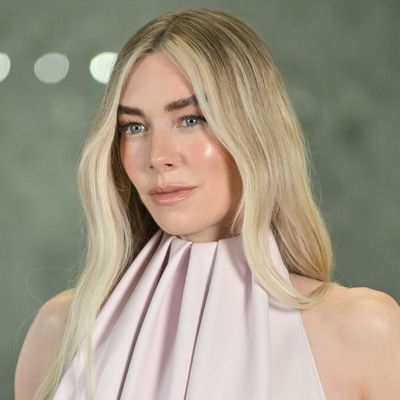 The Barrel-Leg Denim Trend Is Vanessa Kirby's Laid-Back Swap for Skintight Maternity Dresses