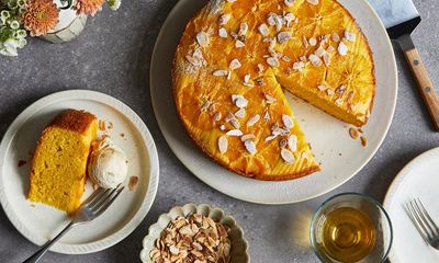 Olive oil cake with orange slices and flaked almonds – recipe
