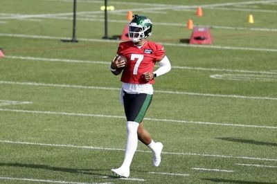 Just one day after his toe injury, Jets' Justin Fields is back at practice
