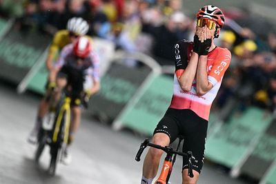 Tour de France stage 19: Thymen Arensman holds off Vingegaard and Pogačar in final metres to claim second victory of this year's Grand Tour