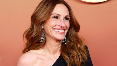 Julia Roberts' habit for healthy and glowing skin after a flight is so easy, we're annoyed we didn't think of it