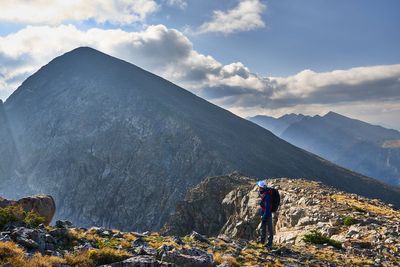 Is it possible to safely hike solo in the mountains?