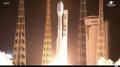 European Vega C rocket launches CO2-mapping satellite, 4 Earth-observation spacecraft to orbit (video)