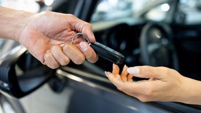 6 Biggest Money Mistakes When Buying a Car, According To ‘The Car Mom’ and Rachel Cruze