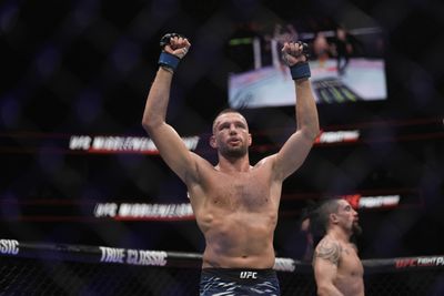 De Ridder beats Whittaker in split decision at UFC Abu Dhabi