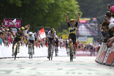 Marianne Vos takes Tour de France Femmes yellow jersey after winning gruelling uphill sprint on stage 1