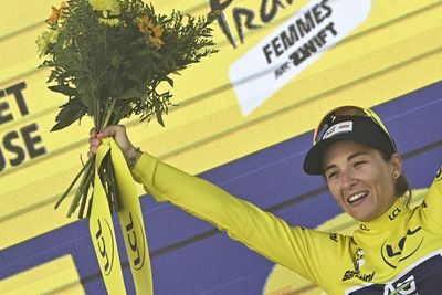 Who is leading the 2025 Tour de France Femmes avec Zwift after stage 6?
