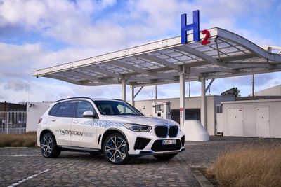 BMW backs hydrogen for transport with first series production car in 2028 — Is H2 the future after all?