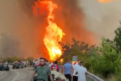 Locals battle raging wildfires in popular Turkey holiday destination