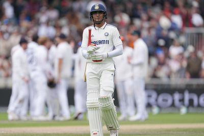 Jofra Archer dismisses centurion Shubman Gill as England chase victory