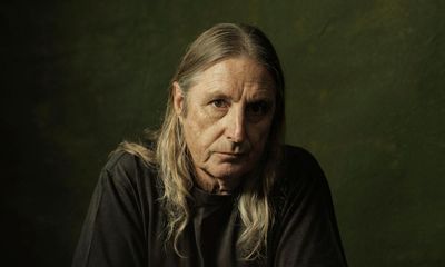 Tim Winton among 100 high-profile Australians calling for university fees that don’t ‘punish’ arts students