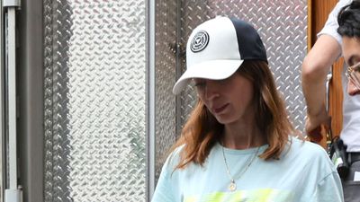Everybody’s talking about Anne Hathaway’s outfits for The Devil Wears Prada 2, but I can’t get enough of Emily Blunt’s cool and casual look