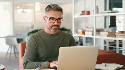 I'm a Retirement Specialist: This Is How to Keep Your 401(k) on Track Amid Dire News Alerts