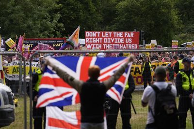 Police arrest three as hundreds of protesters face off outside Epping hotel housing asylum seekers