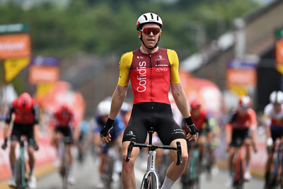Tour de Wallonie: Oliver Knight takes first pro win from breakaway on stage 2, just ahead of chasing peloton