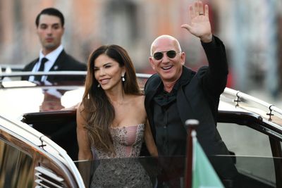 Jeff Bezos's honeymoon plans seem to have involved a $5.7 billion Amazon share selloff