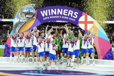England men’s team should ‘take a lesson’ from the Lionesses, says Starmer