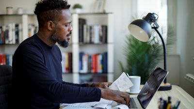 How To Finally Break Out of the Paycheck-to-Paycheck Cycle, According To Lewis Howes