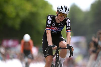 Demi Vollering goes down hard in late Tour de France Femmes crash