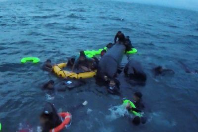 RNLI rescues 19 migrants from English Channel after dinghy capsizes